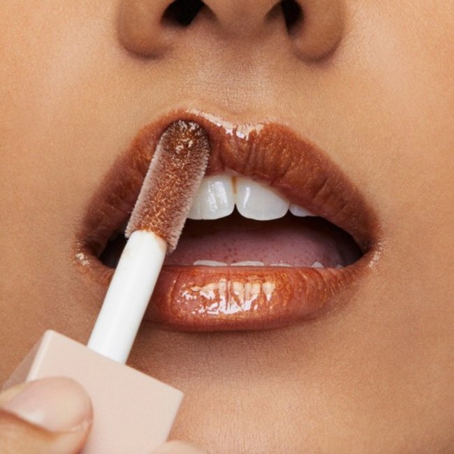 Labios en tono dorado